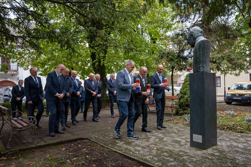 Vodstvo Hrvatskog generalskog zbora odalo počast herojima u Gospiću i uručilo zahvalnicu županu Petryju za doprinos zajednici