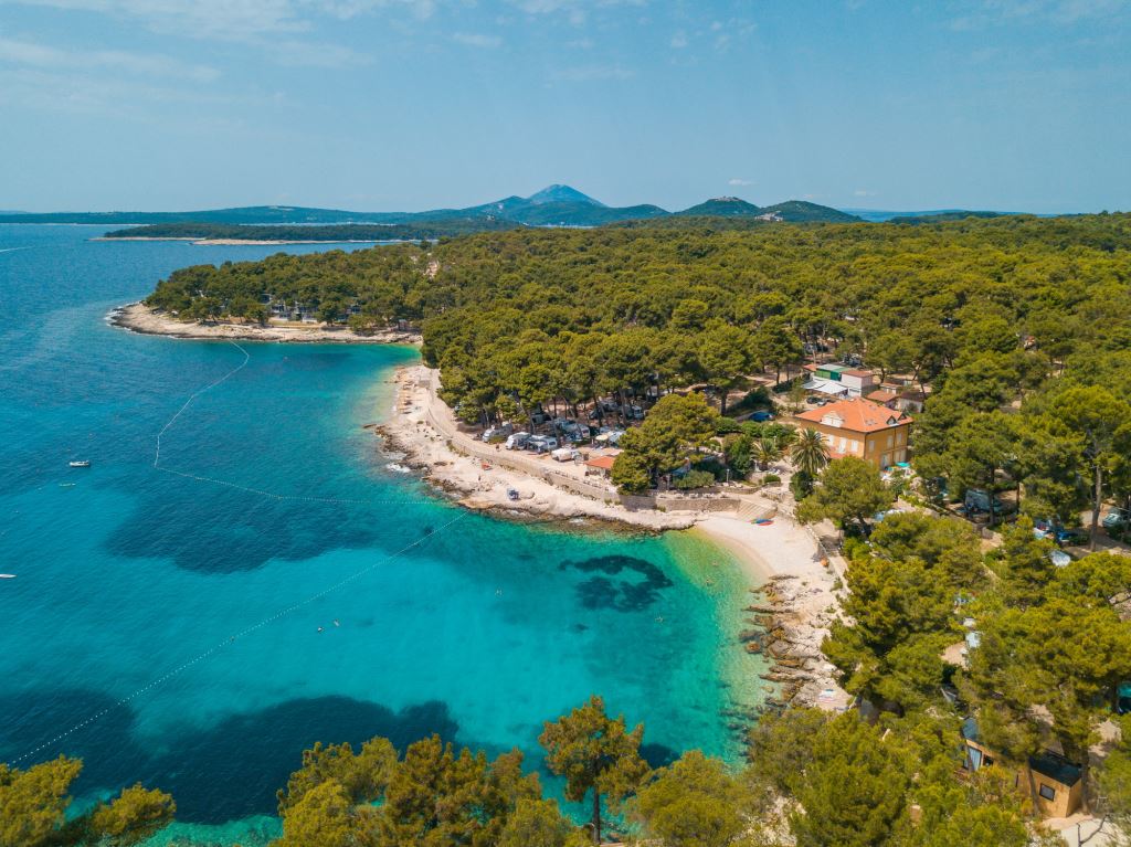 Lošinj među 100 najboljih priča održivog turizma: priznanje za projekt Sigurno kampiranje u park-šumi Čikat