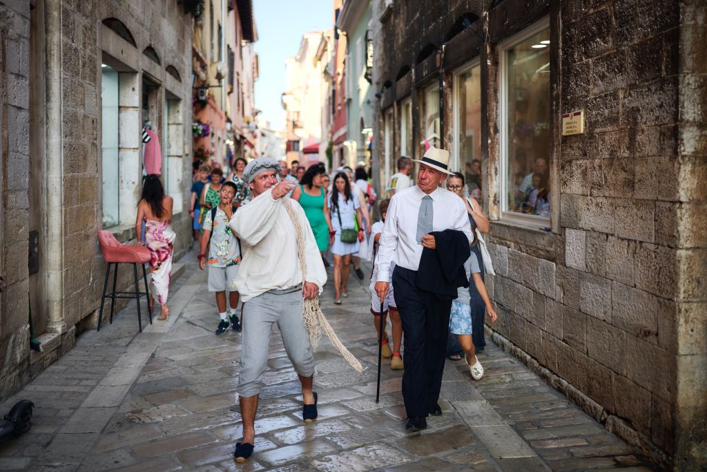 Interpretative walks "La mula de Parenzo Tours" started: Revived history on the streets of Poreč with song and theater