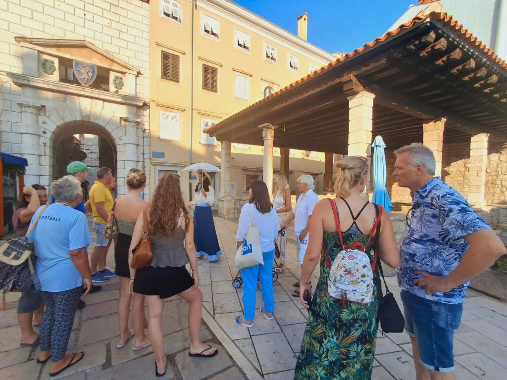 Die Insel Cres feiert 180 Jahre Tourismus: Ein reichhaltiges Programm zum Welttourismustag mit Kostümtour und Cres-Wanderung