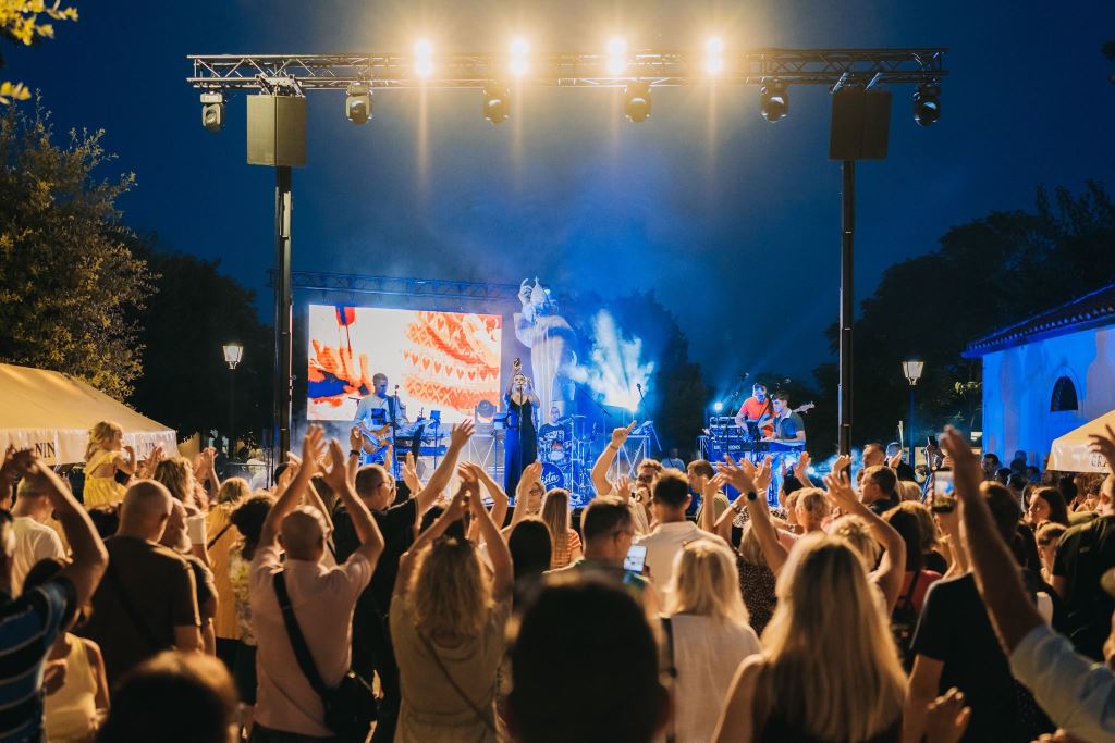 KI-Illustration: Die 24. Niner Šokolijada verband kulinarische Tradition, Auszeichnungen für Erzeuger und Live-Musik in Nin