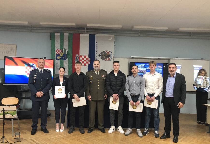  Uručenje stipendija budućim zrakoplovnim tehničarima u Zrakoplovno tehničkoj školi "Rudolf Perešin" u Velikoj Gorici | Karlobag.eu