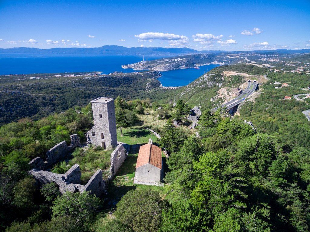 Otkrijte povijesne staze Hreljina na inovativnoj turističkoj ruti Frankopana | Karlobag.eu