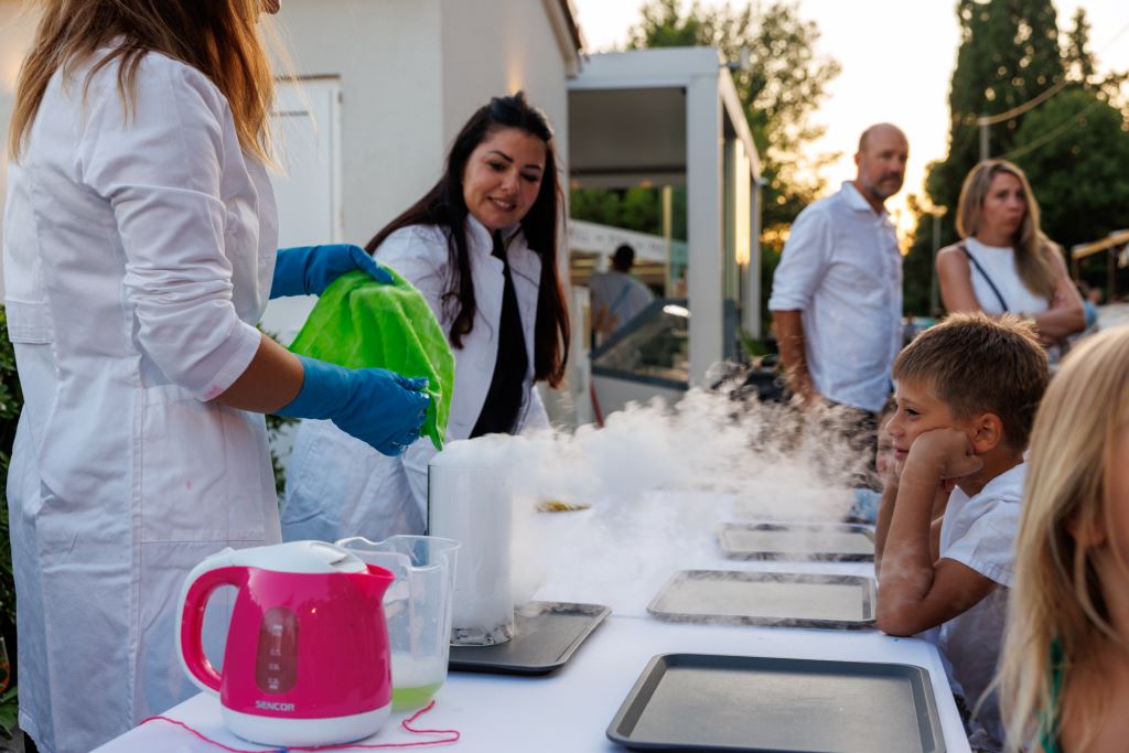 La Fête du kilomètre à Novi Vinodolski a réuni 48 exposants, cinq groupes et une foule au bord de mer
