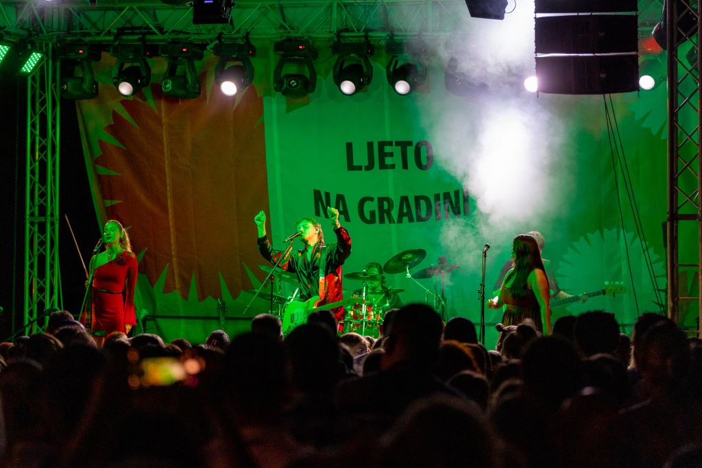 Lato na Gradinie przynosi spektakle: Koncerty grup Dalmatino i FIT, Goran Bare & Majke i stand-upowa komedia Tabuji