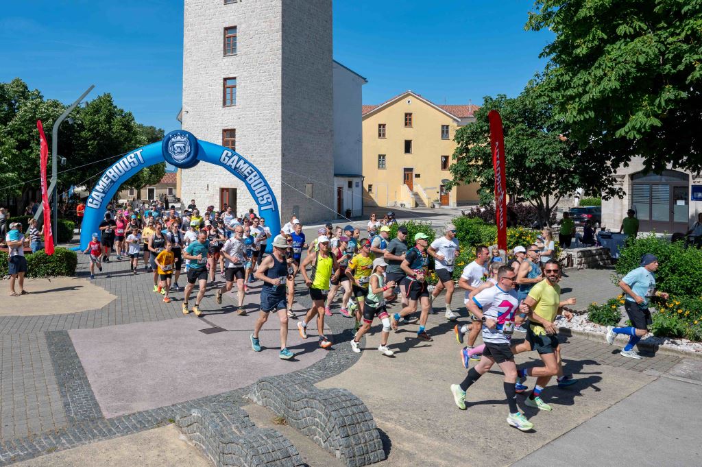 Novi Trail 2026 in Novi Vinodolski mit 130 Teilnehmenden, Familien und Kindern auf 5 und 11,5 km bei FIT4NOVI