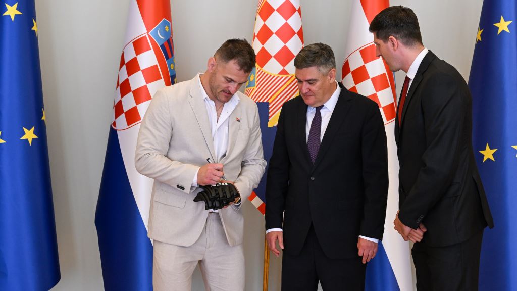 Stipe Miocic received the high state decoration of the Order of Danica of Croatia from President Milanovic for the promotion of Croatia