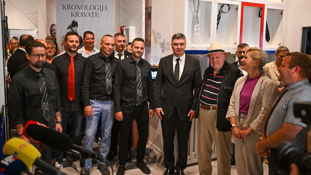 Präsident Zoran Milanovic eröffnet das Cravaticum Museum in Zagreb, ein einzigartiges Multimedia-Museum, das sich der Geschichte und Bedeutung der Krawatte widmet