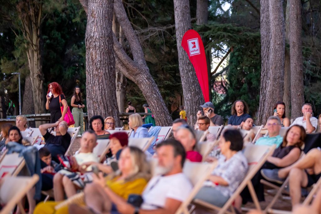 Poreč Sunset Cinema: Exitoso cine de verano al aire libre bajo las estrellas con leyendas musicales y una atmósfera única