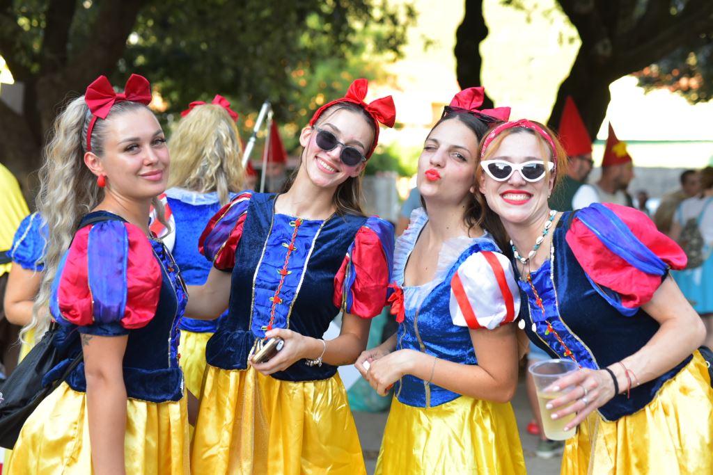 Isla de Cres en julio: Guía del Carnaval de Verano, Teatro Piazza, conciertos y rica oferta cultural