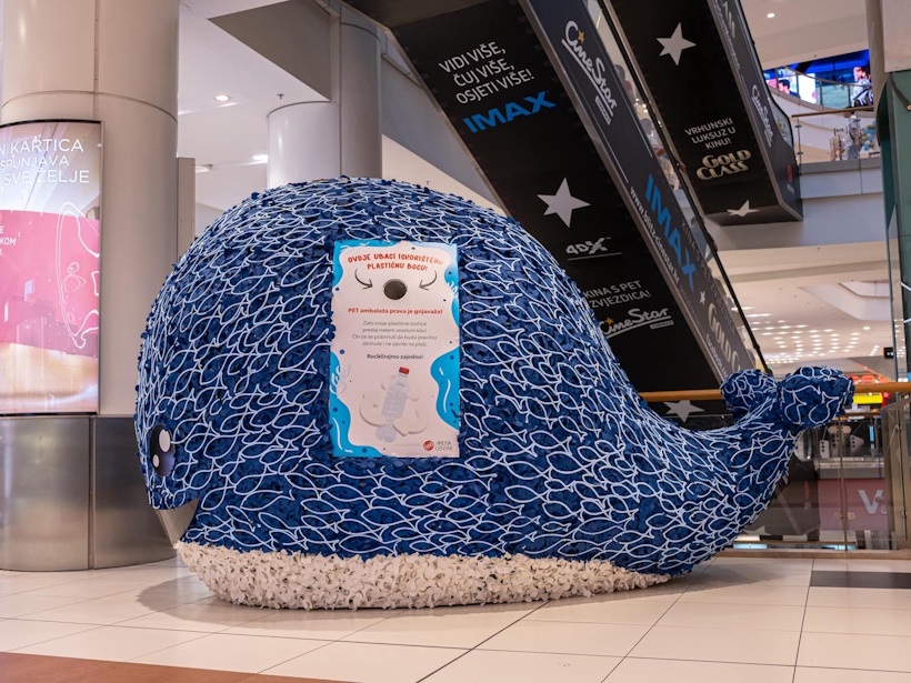 U zagrebačkom trgovačkom centru osvanula velika skulptura kita – poziva na recikliranje plastike te promovira čiste plaže i more