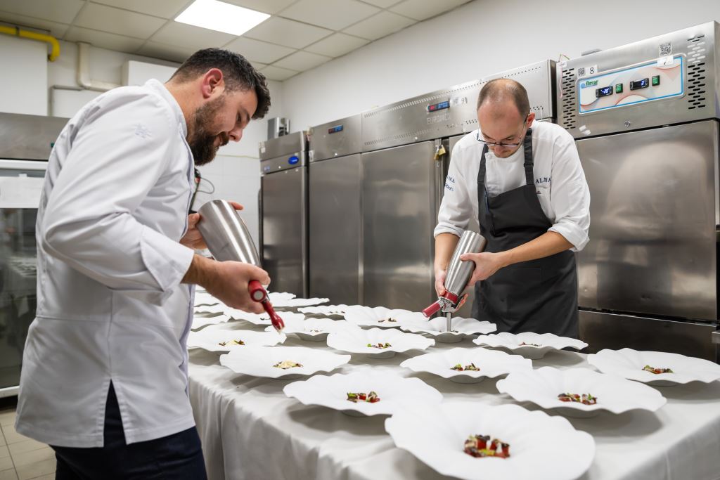 Cabernet Sauvignon i błękitna ryba w Poreču: finałowy wieczór cyklu eno-gastro w restauracji Spinnaker na nabrzeżu