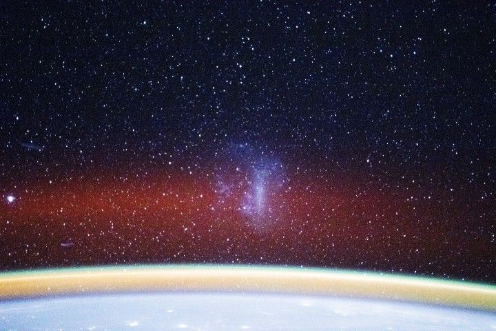 NASA veröffentlichte ein Foto von der ISS: die Große Magellansche Wolke über dem Erdsaum und das Luftleuchten der Atmosphäre