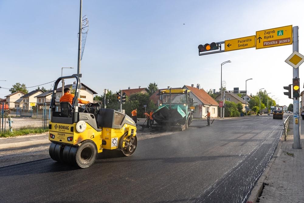 Radovi asfaltiranja Budačke ulice u Gospiću napreduju prema planu, završetak se očekuje sutra