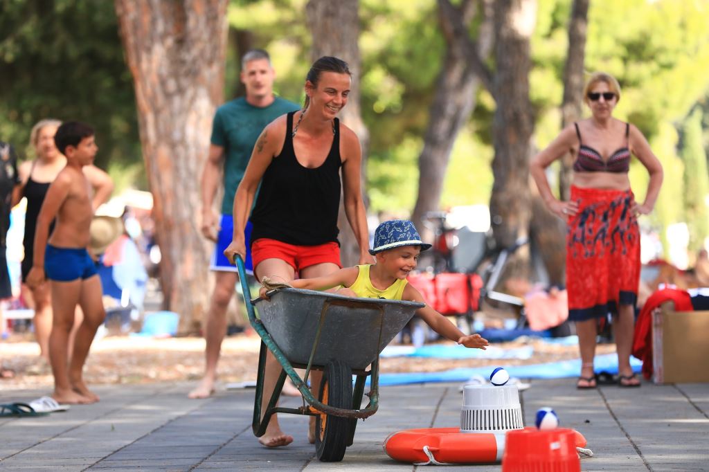 Drniš Merlot Festival draws record visitors with wine, prosciutto and rich two-day program on Poljana town square