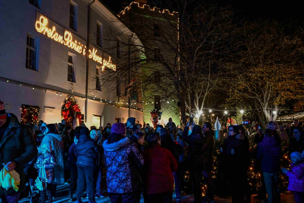 Winterzauber auf dem Frankopan-Platz in Novi Vinodolski: Eisbahn, reiches Adventsprogramm und Auftritt der Bosutski Bećari