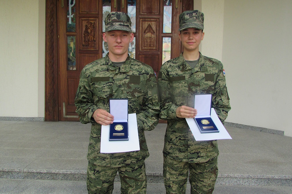 Abschluss der militärischen Grundausbildung der 42. Wehrpflichtigengeneration in Požega mit der Preisverleihung und Belobigungszeremonie