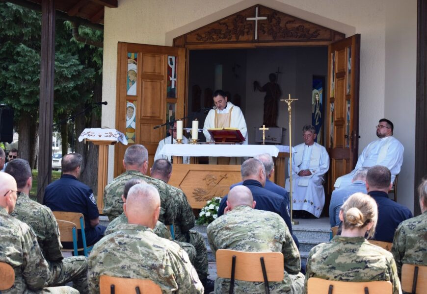 Die heilige Messe markierte den Tag der Militärseelsorge des heiligen Johannes des Täufers in den Kasernen der 123. Brigade der kroatischen Armee in Požega in Anwesenheit hochrangiger Beamter
