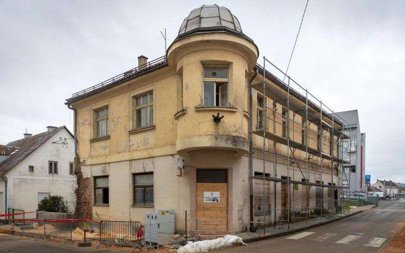 Obnova zgrade "sindikata" u Gospiću: početak pripremnih radova za očuvanje kulturne baštine i poboljšanje vizure grada | Karlobag.eu