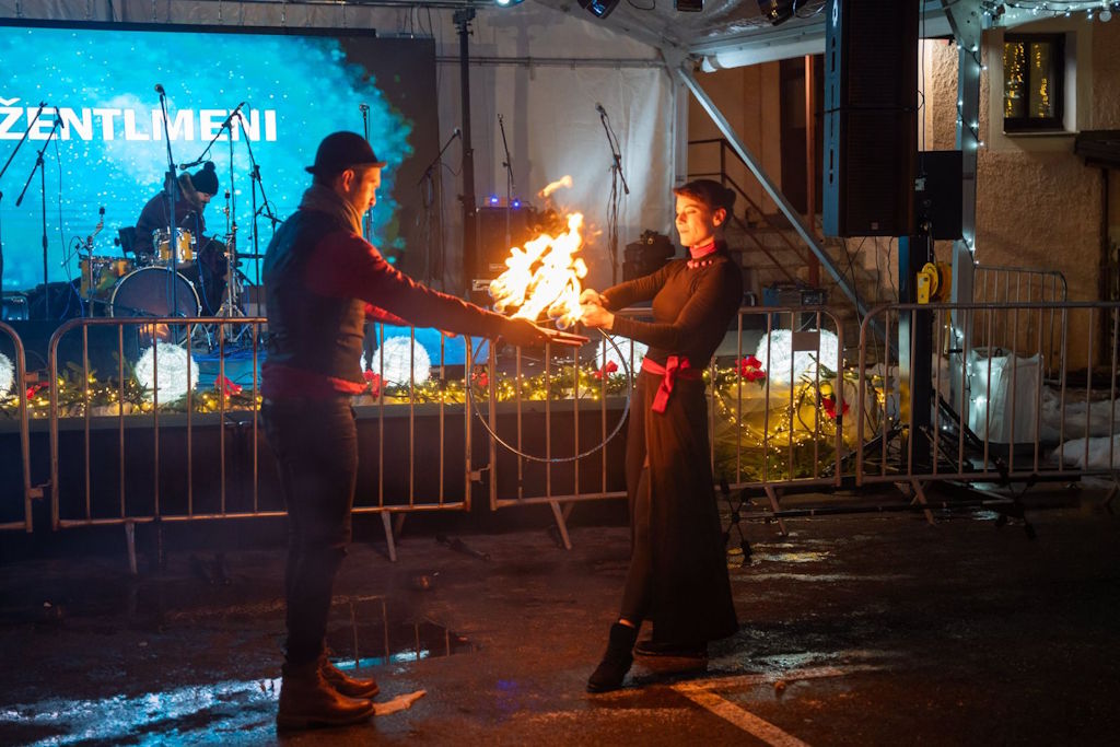 Avent à Gospić une fois de plus enchanté avec un programme riche, des performances musicales et un spectacle de feu