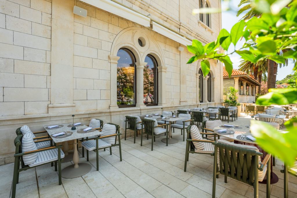 KI-Illustration: Aminess Younique Korčula Heritage Hotel: Reiseführer Für Aufenthalt An Altstadt Und Meer