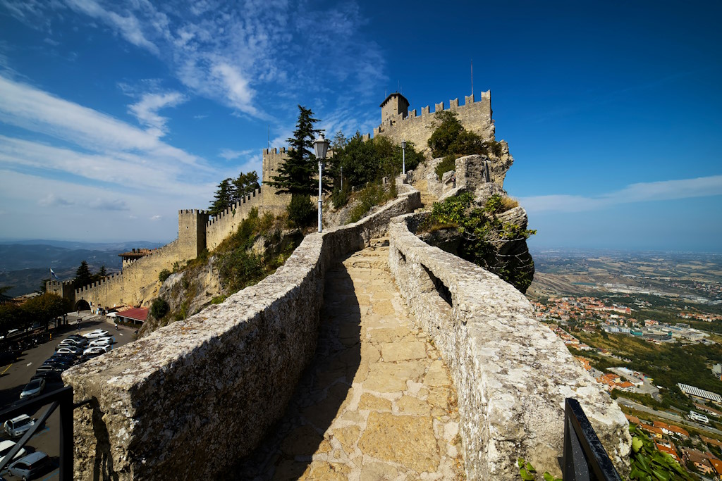 Otkrijte San Marino: Povijesno Naslijeđe i Moderni Turizam | Karlobag.eu
